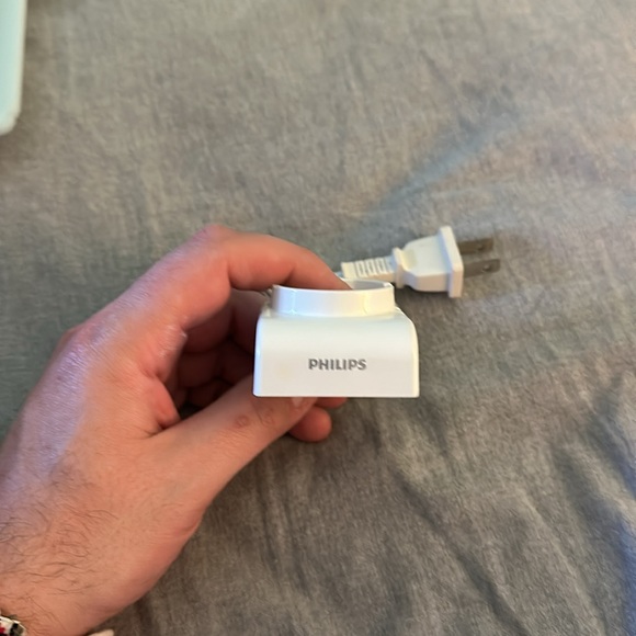 Philips Sonicare charger, two brush stand, and two travel containers. - Picture 7 of 10